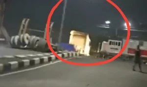 Video Detik-detik Kereta Api di Semarang Tabrak Truk Tronton Hingga Meledak