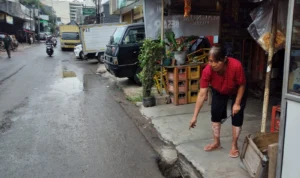 Heboh! Ada Ledakan dari Lubang Gorong-Gorong di Jalan Belakang Pasar Andir!