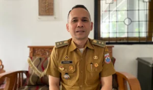 Lurah Cibabat, Cimahi Faisal saat dikonfirmasi terkait ada warga mengaku kelaparan dan melapor ke Kapolres karena kelaparan, Selasa, 4 Juli 2023. Jabar Ekspres/Cecep Herdi.