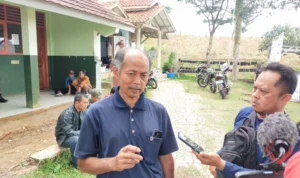 Warga dari dua desa di Sumedang gelar aksi demo perihal pembebasan lahan Tol Cisumdawu pada Kamis 6 Juli 2023. Jabar Ekspres/Dedi Suhandi.