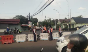 Kabel Putus Menjuntai ke Jalanan Depan Pusdik Armed / Cecep Herdi