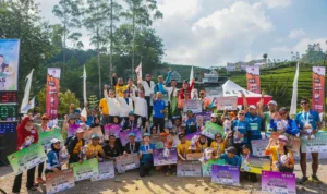 Sejumlah pegiat lari trail yang mengikuti ajang Fornas VII Jawa Barat di kawasan Curug Tilu, Ciwidey, Kabupaten Bandung, Senin (3/7). (Yudha Prananda / Istimewa)