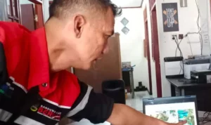 Direktur Perumda Air Bersih Tirta Wibawa Mukti Bandung Barat, Dedy Hermansyah saat menujukan pipa yang dikelola oleh PT N-Three. Selasa (4/7/2023). Foto: Jabarekspres