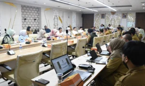 SERIUS: Rapat Komisi III DPRD Jabar bersama perwakilan OPD terkait berapa hari lalu membahas gaji dan tunjangan ASN yang berlebih bayar