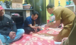Sampaikan Belasungkawa, Pemerintah Cimahi Selatan Sambangi Keluarga AW yang Akhiri Hidup di Kontrakan Pemerintah Kecamatan Cimahi Selatan dan Kelurahan Cibeureum saat memberikan bantuan kepada keluarga korban yang tutup usia di kontrakannya, di RT5 RW13 Kelurahan Cibeureum baru-baru ini. (foto: Istimewa)