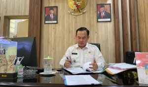 Camat Cimahi Selatan Asep Jayadi saat ditemui di ruang kerjanya baru-baru ini. (foto: Cecep Herdi/Jabar Ekspres)