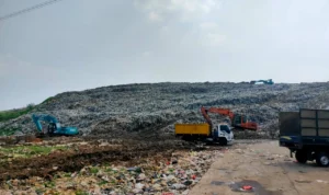 Gunungan sampah di TPA Cipayung, Depok. foto: JE/Rubiakto