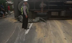 Diduga Hilang Kendali, Truk Bermuatan Pakan Ayam Tabrak Tiang Listrik dan Seruduk Warung di Cagak Nagreg Kabupaten Bandung. Foto Istimewa