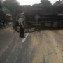Diduga Hilang Kendali, Truk Bermuatan Pakan Ayam Tabrak Tiang Listrik dan Seruduk Warung di Cagak Nagreg Kabupaten Bandung. Foto Istimewa