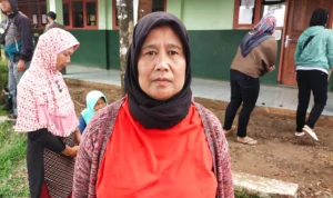 SH (49), salah satu warga yang terdampak pembebasan lahan proyek Tol Cisumdawu seksi 2
