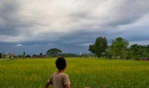 Seorang anak saat bermain layang-layang. Jumat (7/23). Foto: Jabarekspres