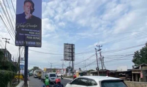 Baliho bergambar Vicky Prasetyo bermunculan di Jalan Raya Nasional Padalarang, Kabupaten Bandung Barat. Junat (7/23). Foto: Jabarekspres