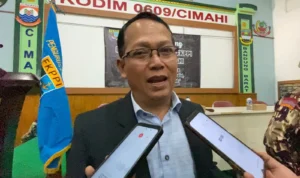 Anggota DPRD Cimahi H Enang Sahri Lukmansyah saat diwawancara awak media, Senin (10/7). Cecep Herdi