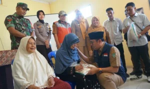 Pemkot Sukabumi Bagikan Bantuan ke Masyarakat Kurang Mampu Wali Kota Sukabumi, Achmad Fahmi