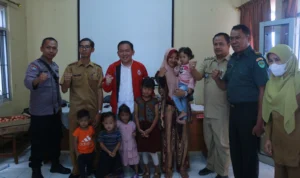 Dokter Rayendra saat foto bersama dengan warga dan pemerintah kelurahan Sukaresmi, Kota Bogor./ Sandika Fadilah