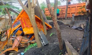 Dump Truck terlibat lakalantas di Sumedang