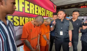 Nyamar Jadi Debt Collector, Komplotan Begal di Cimahi Dibekuk Polisi Kasat Reskrim Polres Cimahi AKP Luthfi Olot Gigantara saat menginterogasi dua pelaku pencuri sepeda motor dengan modus sebagai debt collector.