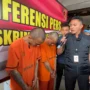 Kasat Reskrim Polres Cimahi AKP Luthfi Olot Gigantara saat menginterogasi dua pelaku pencuri sepeda motor dengan modus sebagai debt collector.