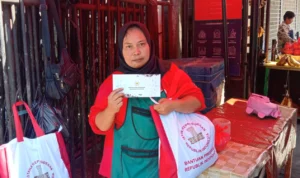 Momen Bahagia Pedagang Pasar Cihapit Bandung Bertemu Presiden Jokowi Dok. Wina (42), salah seorang pedagang yang mendapatkan bantuan presiden. Rabu (12/7). Foto. Sandi Nugraha.