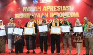 Gubernur Jawa Barat, Ridwan Kamil menerima surat ketetapan 19 warisan budaya tak benda asal Jabar dari Kemendikbud.