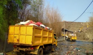 Truk sampah milik DLHK Depok saat antre masuk TPA Kota Depok. / Istimewa