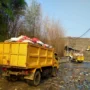 Truk sampah milik DLHK Depok saat antre masuk TPA Kota Depok. / Istimewa
