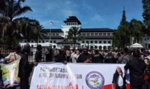 Aksi unjuk rasa sejumlah perwakilan CDOB menuntut pencabutan moratorium pemekaran wilayah