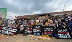 Para pedagang menolak penggusuran dan pembongkaran Pasar Banjaran.