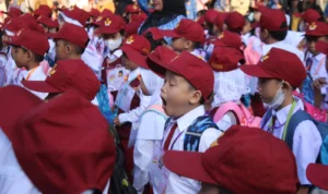 BANGUN PAGI: Salah satu siswa SDN 035 Soka yang menguap saat apel hari pertama masuk sekolah, Senin (17/7)