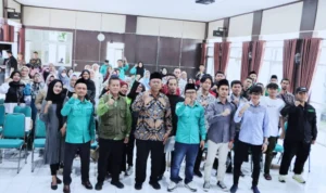Pj Wali Kota Cimahi Dikdik S Nugrahawan berfoto bersama dalam kegiatan seminar literasi digital di Kecamatan Cimahi Utara baru-baru ini. (foto Istimewa)