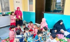 Siswa Pospaud Anggrek RW 10 Mekarjaya Depok Harus Belajar Diluar Kelas, Ini Penyebabnya!
