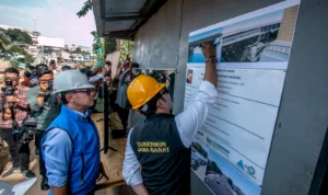 Gubernur Jawa Barat, Ridwan Kamil didampingi Wali Kota Bogor Bima Arya memberikan saran terhadap desain revitalisasi Jembatan Otista saat melakukan sidak, Jumat (21/7). (Yudha Prananda / Jabar Ekspres)