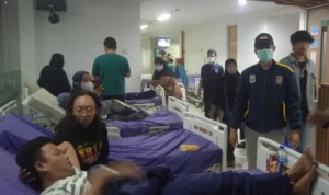 Puluhan Orang Diduga Keracunan di Acara DPRD, Pj Walkot Cimahi Pantau Kondisi Korban Korban diduga keracunan usai santap nasi kotak dalam reses salah satu Anggota DPRD Cimahi tengah menjalani perawatan di salah satu rumah sakit di Kota Cimahi, Minggu (23/7)