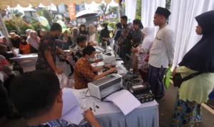 Ilustrasi: Sejumlah warga Bogor saat hendak mendaftar koperasi.