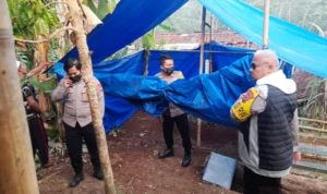 Tindaklanjuti Siswa Regang Nyawa saat MPLS, Polres Sukabumi Lakukan Autopsi Polres Sukabumi Autopsi Jenazah Siswa SMP yang meninggal diduga saat ikut MPLS di Ciambar, Kabupaten Sukabumi.