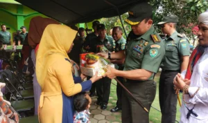 Penyerahan bantuan nutrisi kepada anak terkena stunting di Desa Cikole, Sumedang, Selasa 25 Juli 2023.