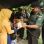 Penyerahan bantuan nutrisi kepada anak terkena stunting di Desa Cikole, Sumedang, Selasa 25 Juli 2023.