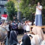 Salah satu demonstran saat berorasi terkait pelaksanaan sistem PPDB jalur zonasi di depan SMA Negeri 3 Kota Bogor, Selasa (25/7).