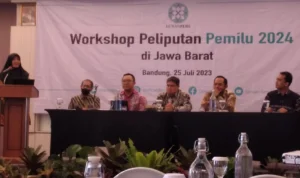 Masa Kampanye Dipangkas Jadi 75 Hari, KPU Jabar Imbau Bacalon Menahan Diri TAHAPAN: Anggota Komisi Pemilihan Umum (KPU) Jawa Barat Reza Alwan Sovnidar (paling kanan) menyampaikan regulasi jelang masa kampanye.