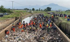Ratusan Masyarakat Bersama Pandawara Group Lakukan Pembersihan Sampah di Sungai Cikeruh Kabupaten Bandung. Foto Agi Jabarekspres