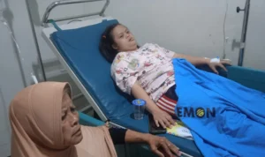 7 Fakta Keracunan Massal di Cimahi, dari Kondisi Mencekam hingga Jadi KLB Salah satu korban keracunan massal saat dirawat di rumah sakit pada Minggu (23/7).