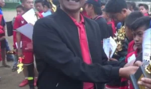 Ketua Komisi lll DPRR Cimahi Yus Rusnaya dalam sebuah kegiatan olah raga. (Foto ist)
