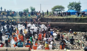 Antusias ratusan orang dalam aksi gotongroyong membersihkan Sungai Cikeruh. (Yanuar/Jabar Ekspres)