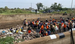 Kurang Kesadaran Dalam Buang Sampah, Pemkab Bandung Targetkan Kabupaten Bandung Bebas TPA Pandawa Group melakukan bersih-bersih sampah di Sungai Cikeruh, Desa Cimekar, Kecamatan Cileunyi, Kabupaten Bandung, Jawa Barat, Rabu (26/7/2023).