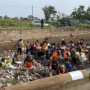 Pandawa Group melakukan bersih-bersih sampah di Sungai Cikeruh, Desa Cimekar, Kecamatan Cileunyi, Kabupaten Bandung, Jawa Barat, Rabu (26/7/2023).