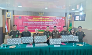 Kejari Depok Selamatkan Uang Negara Senilai Rp3,1 Miliar Kejari Depok saat menunjukkan barang bukti senilai Rp3,1 miliar.