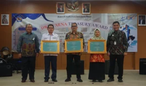 Penyerahan Dwiwarna Treasury Award Penyajian Laporan Keuangan Tahun 2022 dan IKPA Semester I Tahun 2023 Satker Lingkup Kanwil DJPb Jabar Penyerahan Dwiwarna Treasury Award Penyajian Laporan Keuangan Tahun 2022 dan IKPA Semester I Tahun 2023 Satuan Kerja Lingkup Kanwil DJPb Provinsi Jawa Barat