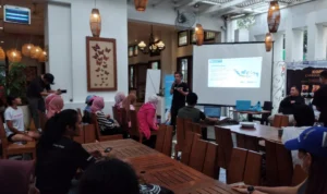 Mengenal SOS Children's Villages Indonesia, Hadirkan Keluarga Pengganti untuk Anak-Anak Terlantar PEDULI: National Director SOS Children's Villages Indonesia, Hadi Nitihardjo saat kopdar dengan sejumlah komunitas lari di Bandung, Sabtu (29/7).