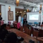 PEDULI: National Director SOS Children's Villages Indonesia, Hadi Nitihardjo saat kopdar dengan sejumlah komunitas lari di Bandung, Sabtu (29/7).