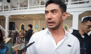 Reza Rahadian Ogah Nyemplung ke Politik, Ini Pesannya untuk Artis yang Nyaleg Aktor Reza Rahadian memutuskan tetap bertahan di dunia entertainment ketimbang terjun ke politik. (Foto: Yudha Prananda / Jabar Ekspres)